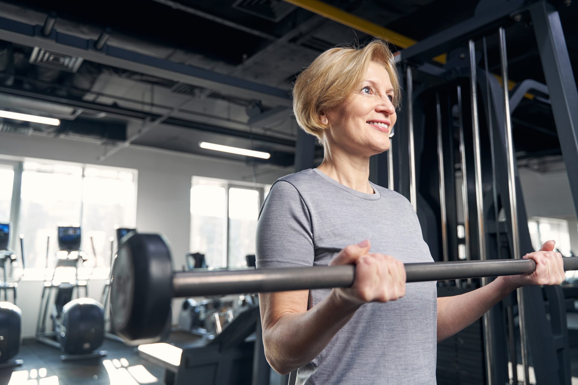 donna solleva bilanciere in palestra