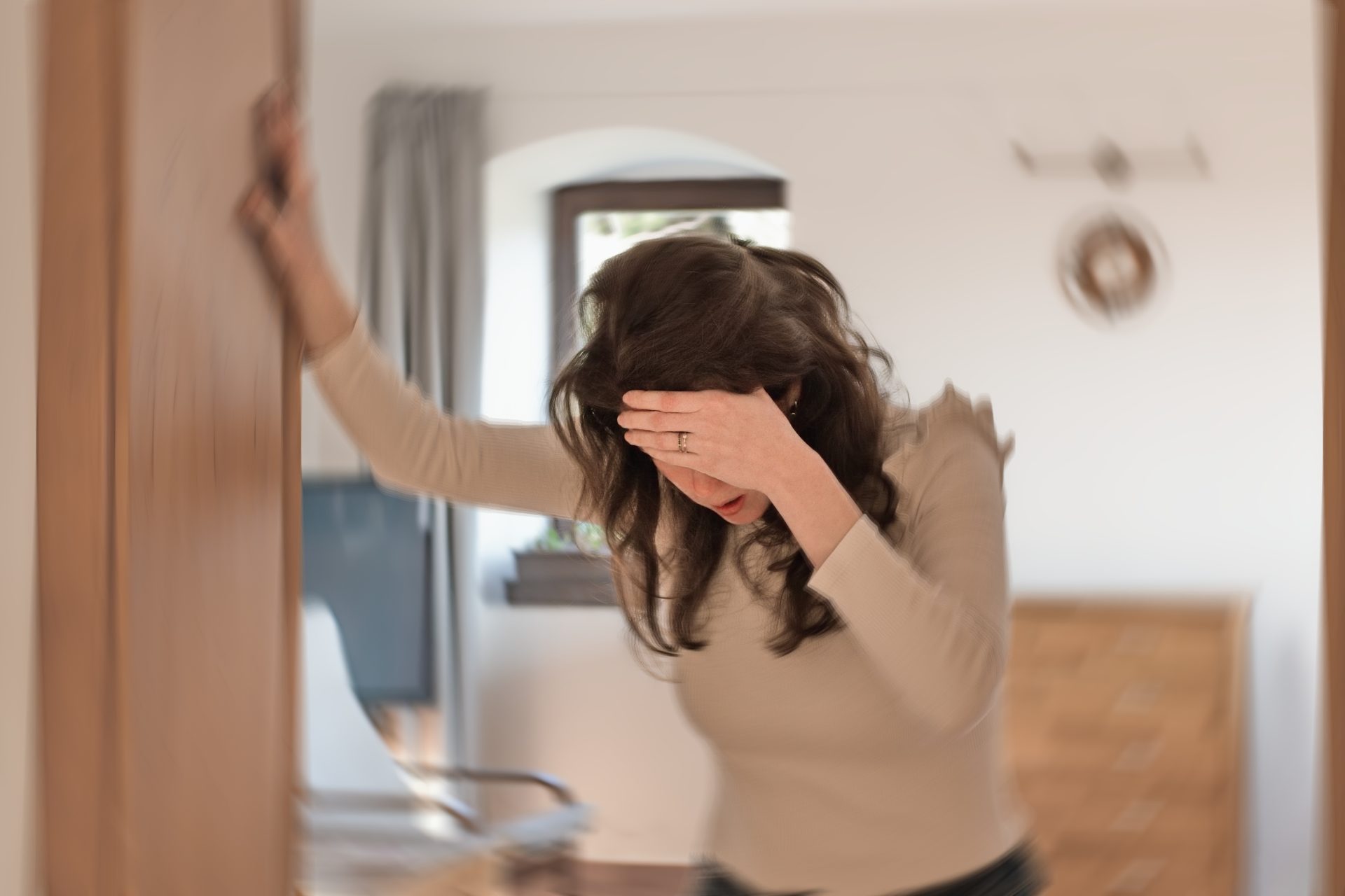 donna con capogiro per pressione bassa