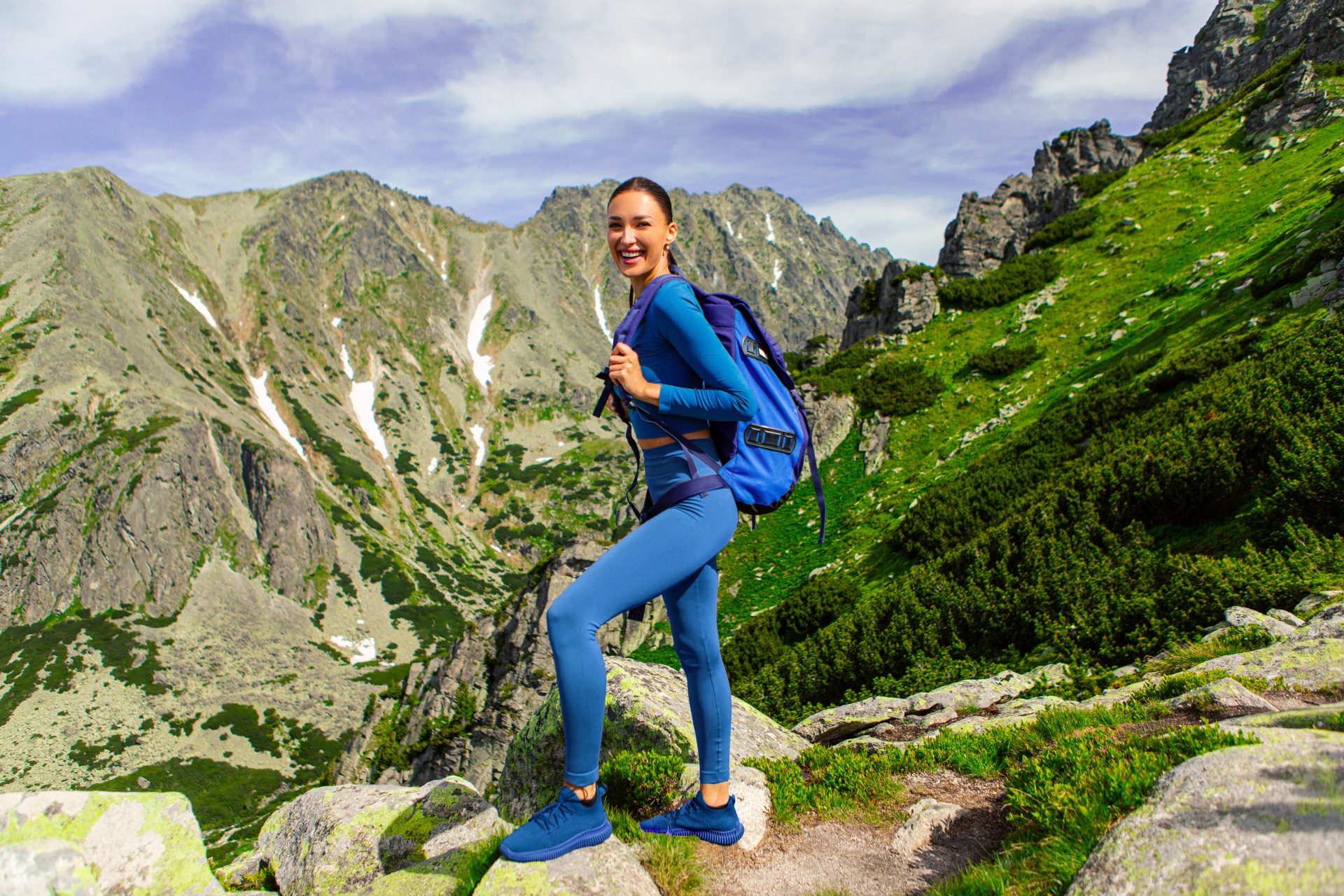 giovane donna fa trekking in montagna