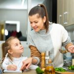 madre e bambina in cucina