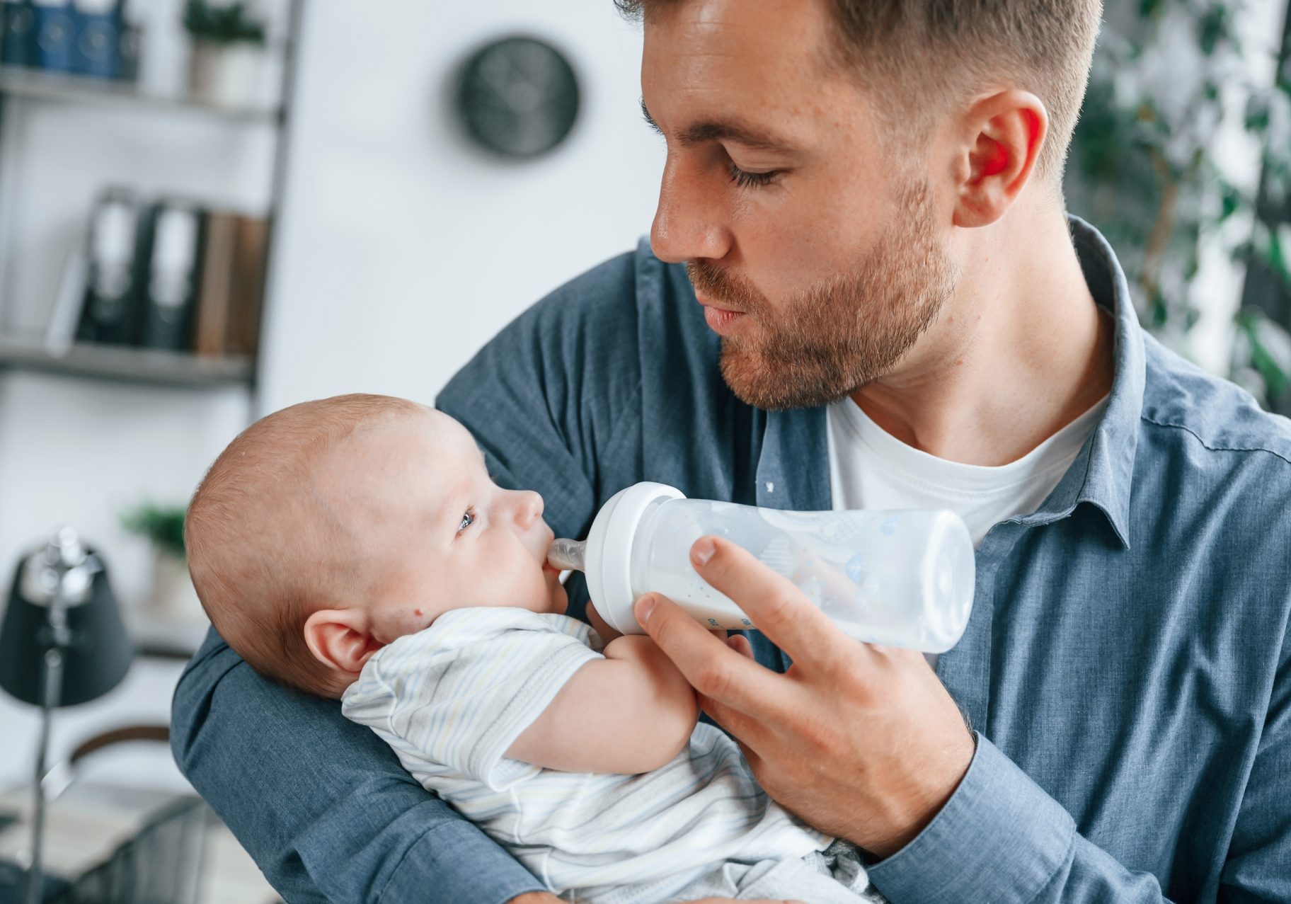 padre dà biberon a neonato
