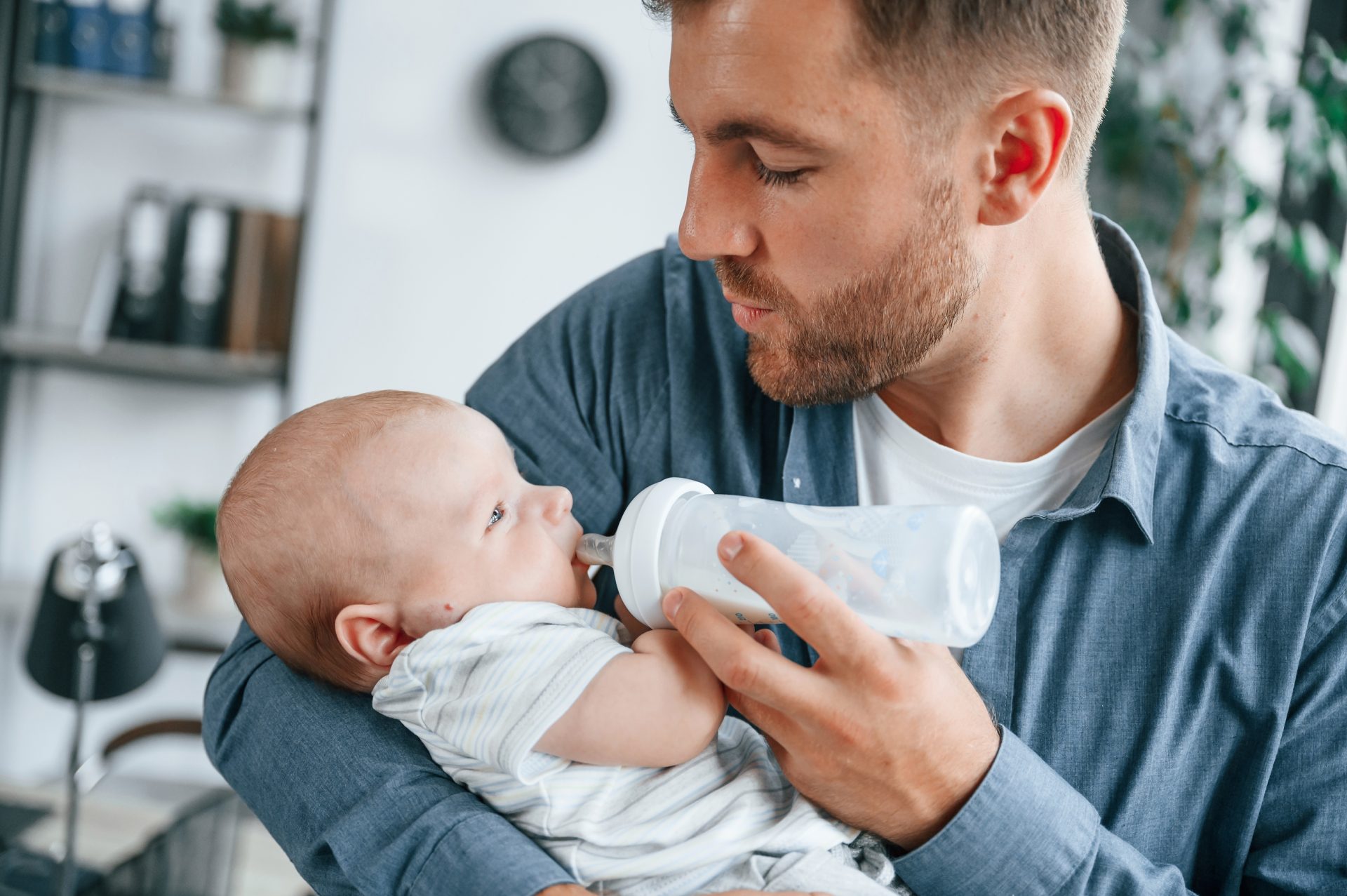 padre dà biberon a neonato