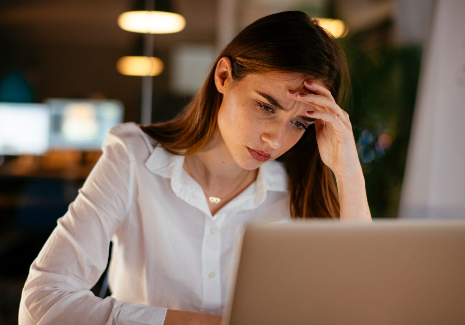 giovane donna stressata al computer