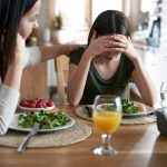 madre conforta figlia con disturbi alimentari