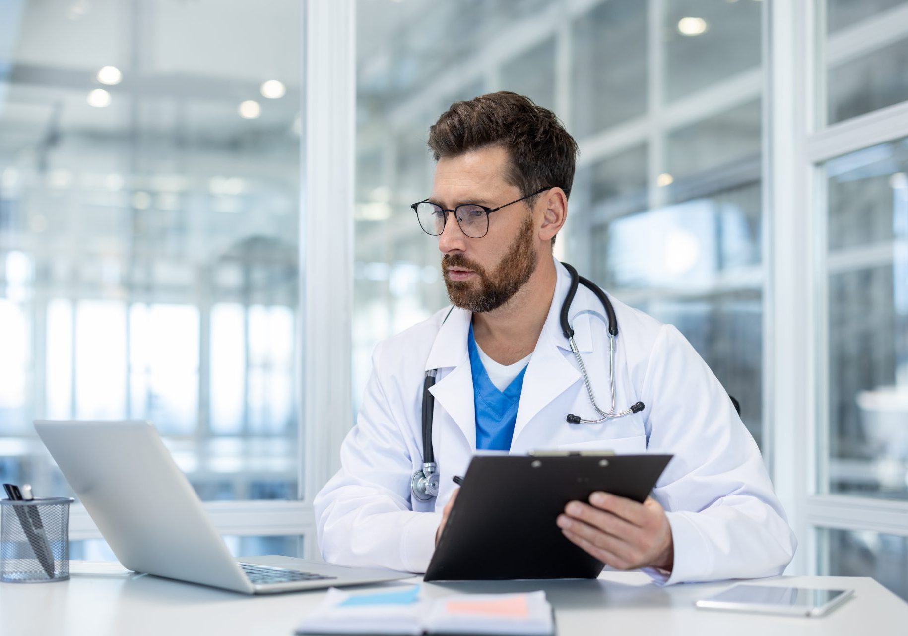 medico lavora al computer