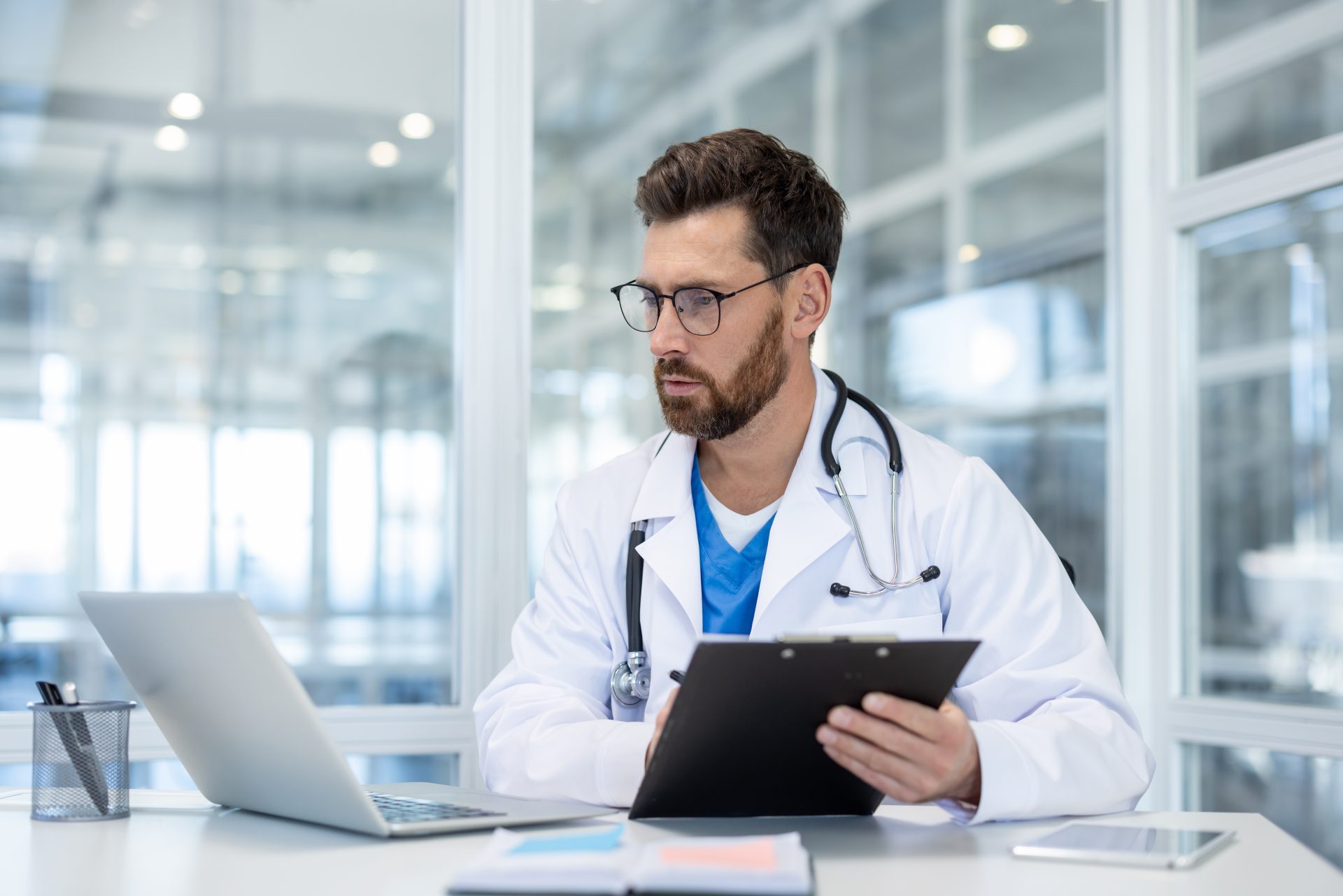 medico lavora al computer