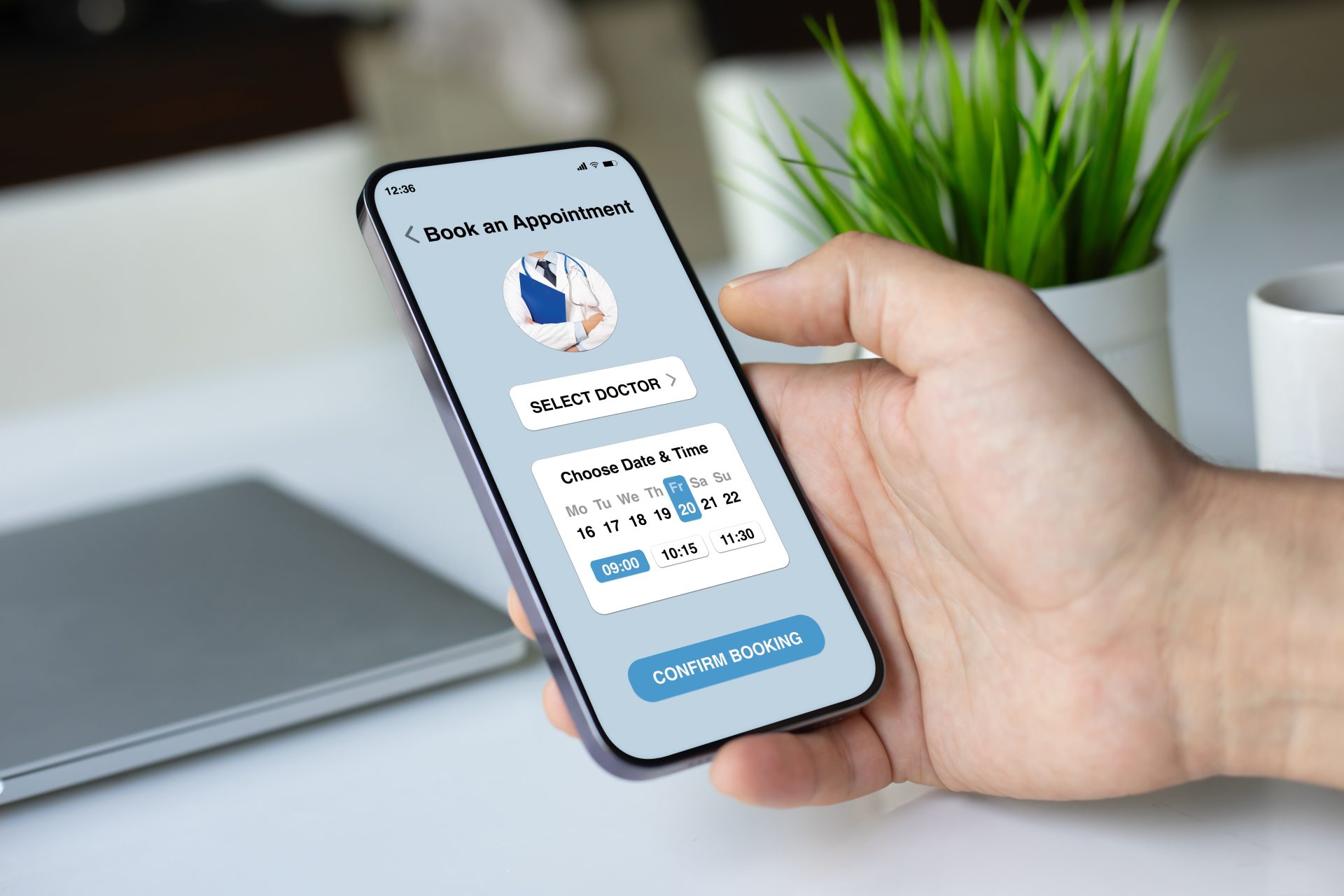 persona prenota visita medica con app 