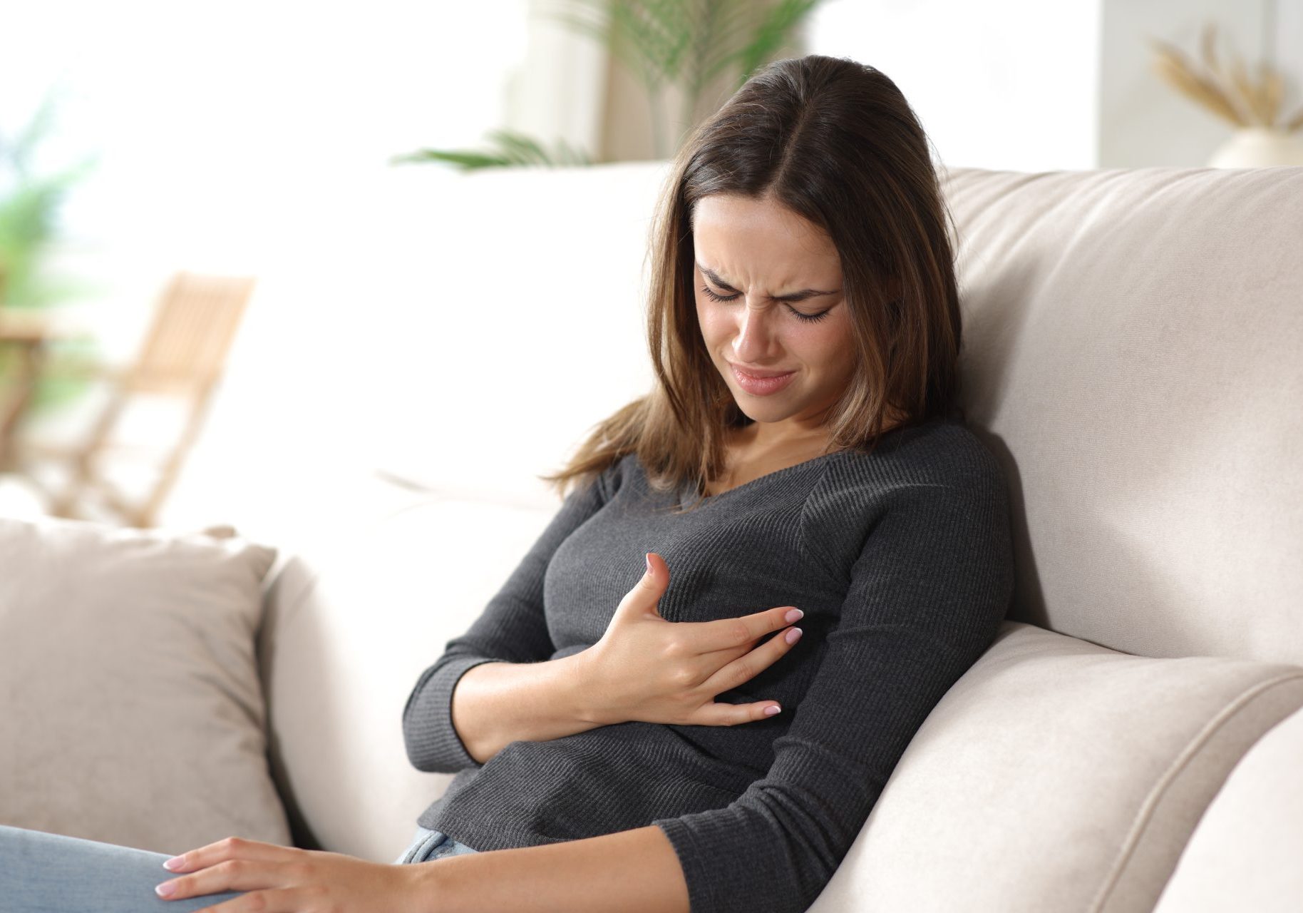donna con dolore al seno causato da mastite