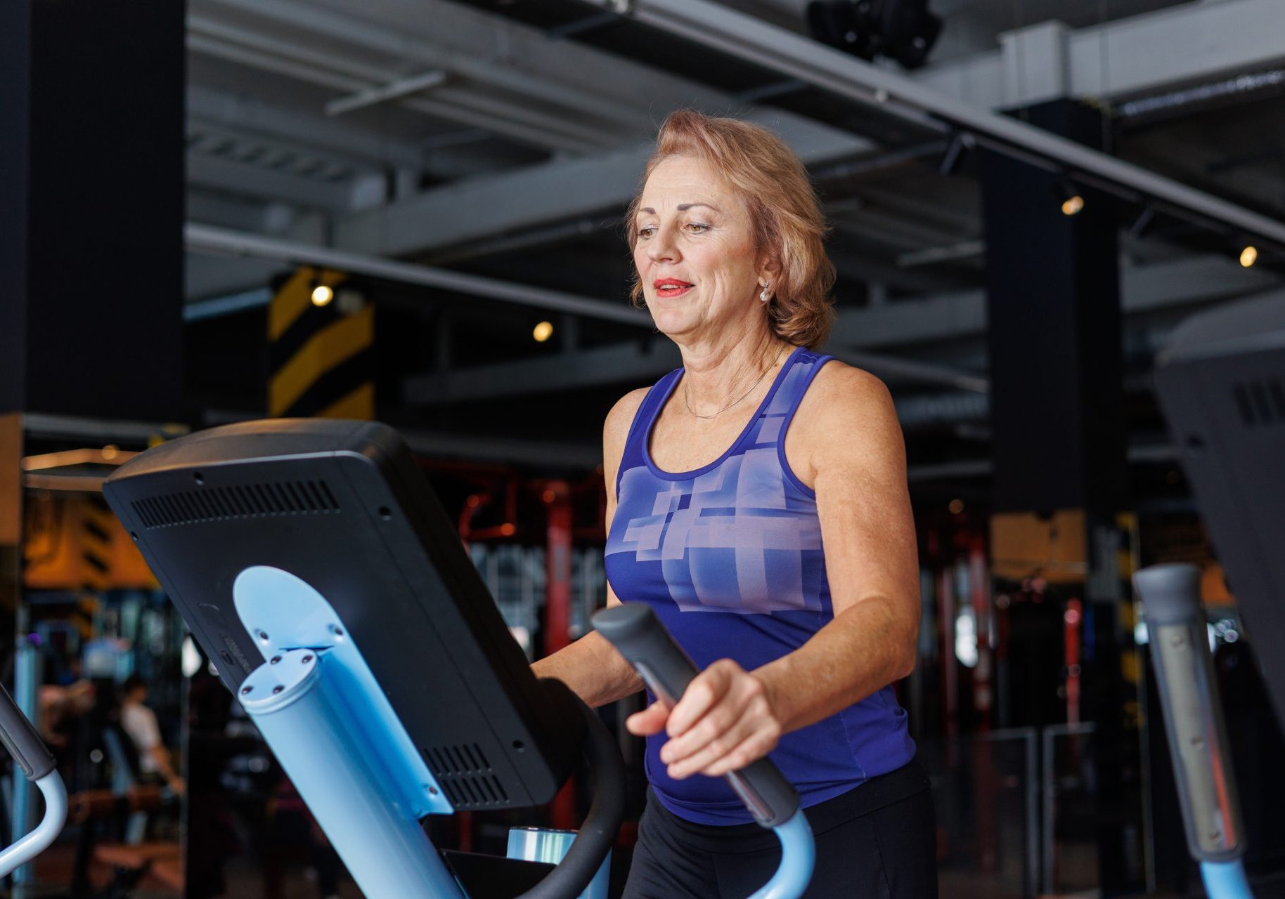 metabolismo-lento_cover donna anziana su ellittica in palestra