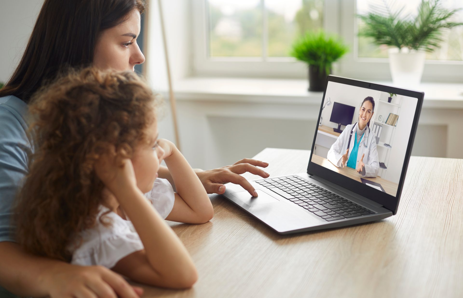 mamma e figlia in videochat con pediatra