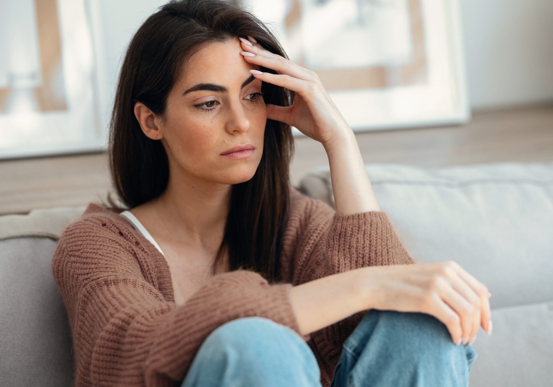 donna stressata con mano sulla fronte