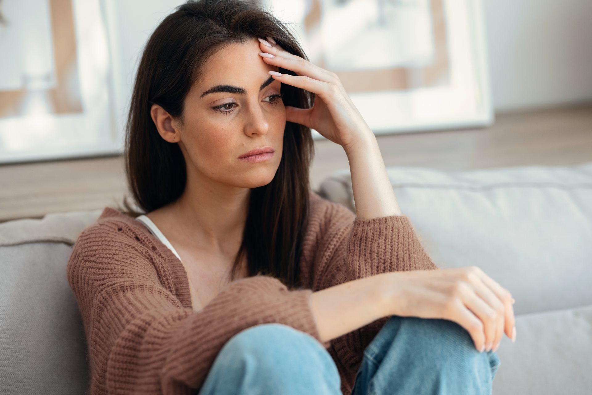 donna stressata con mano sulla fronte