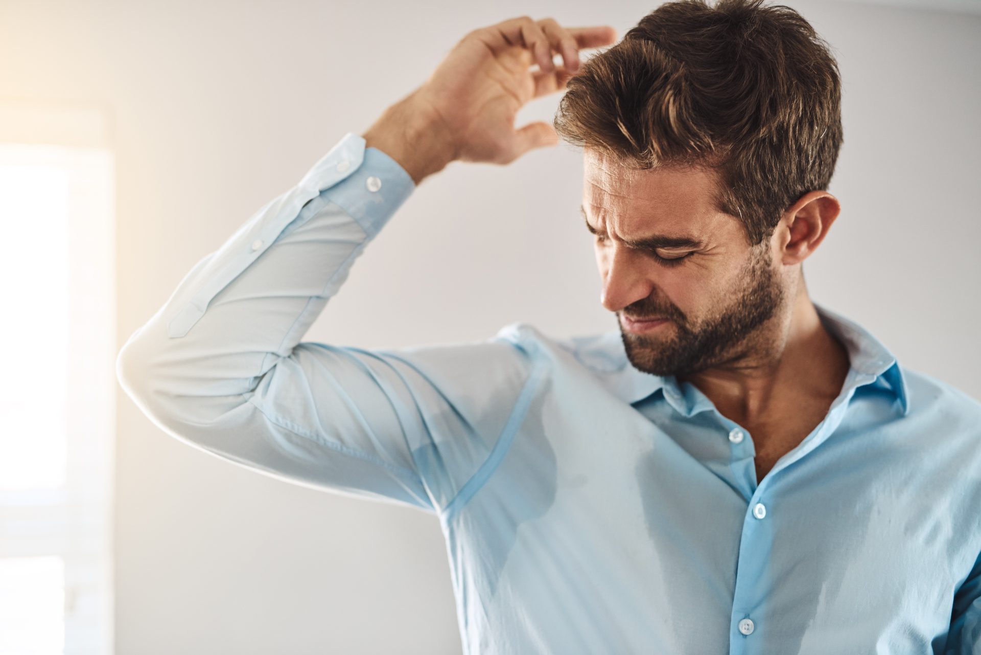 uomo con camicia sudata