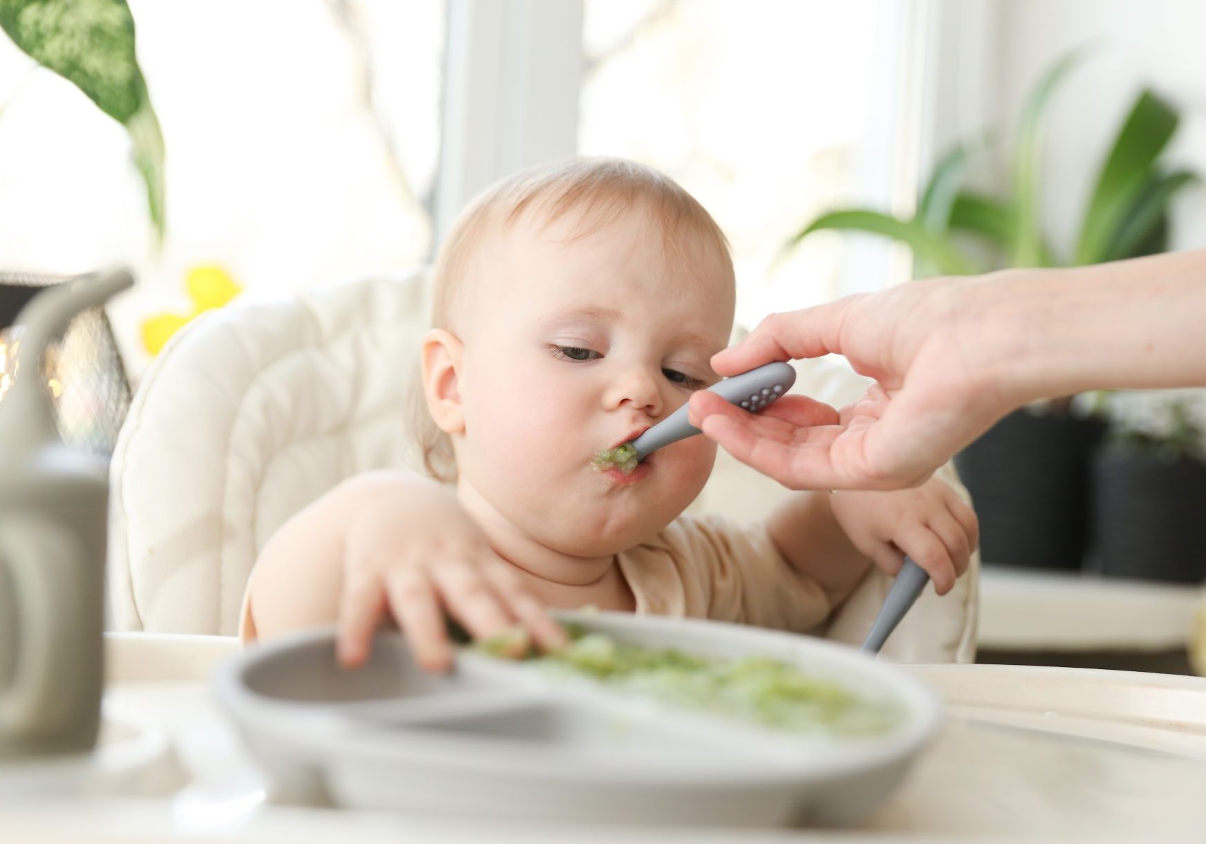 madre imbocca bambino piccolo