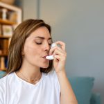 donna utilizza broncodilatatore per asma