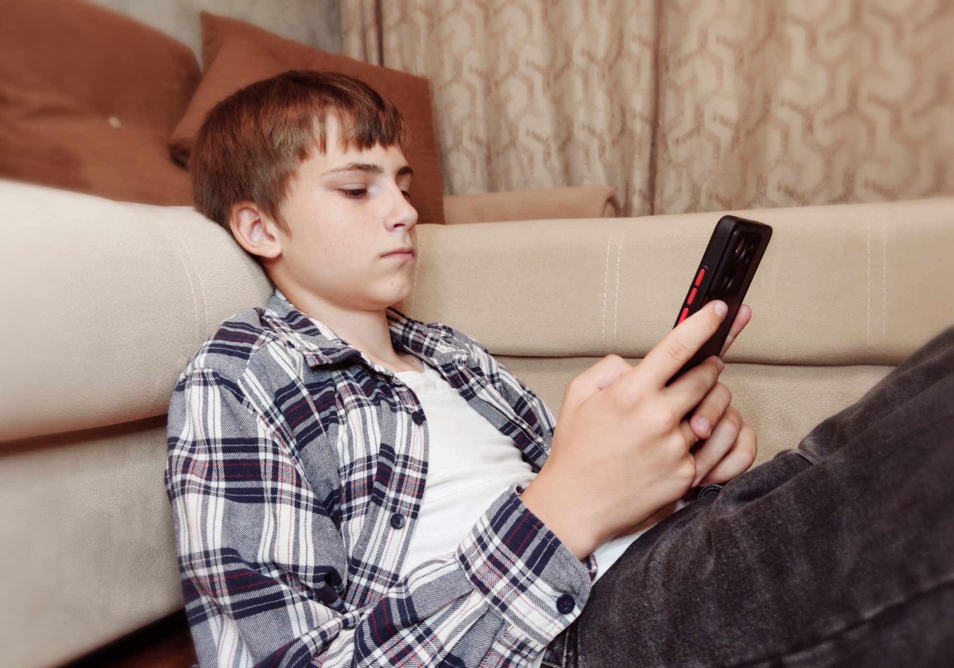 uso-eccessivo-cellulare_cover adolescente utilizza smartphone