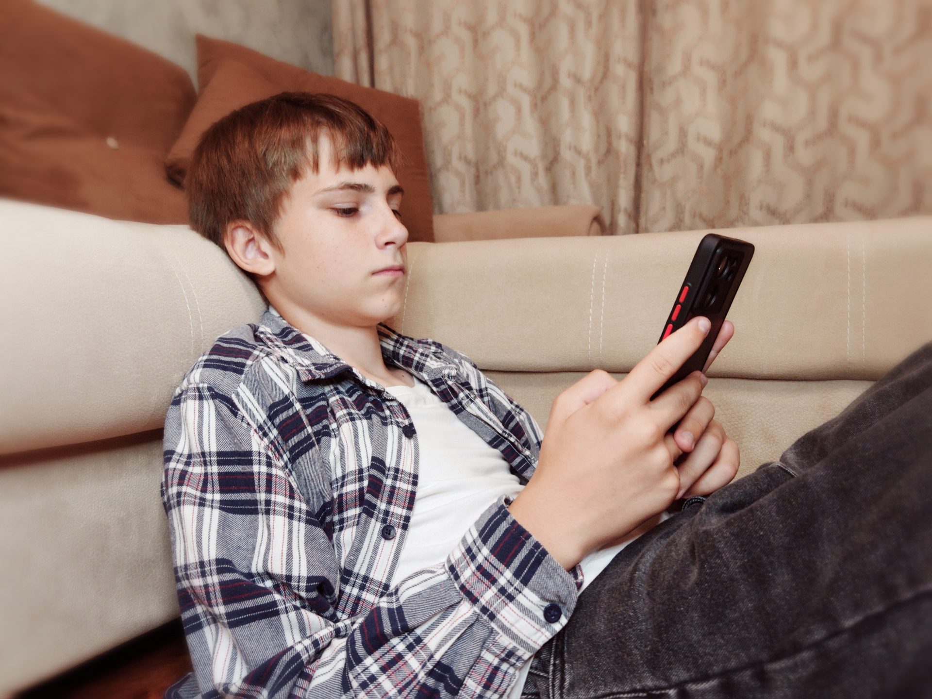 adolescente utilizza smartphone