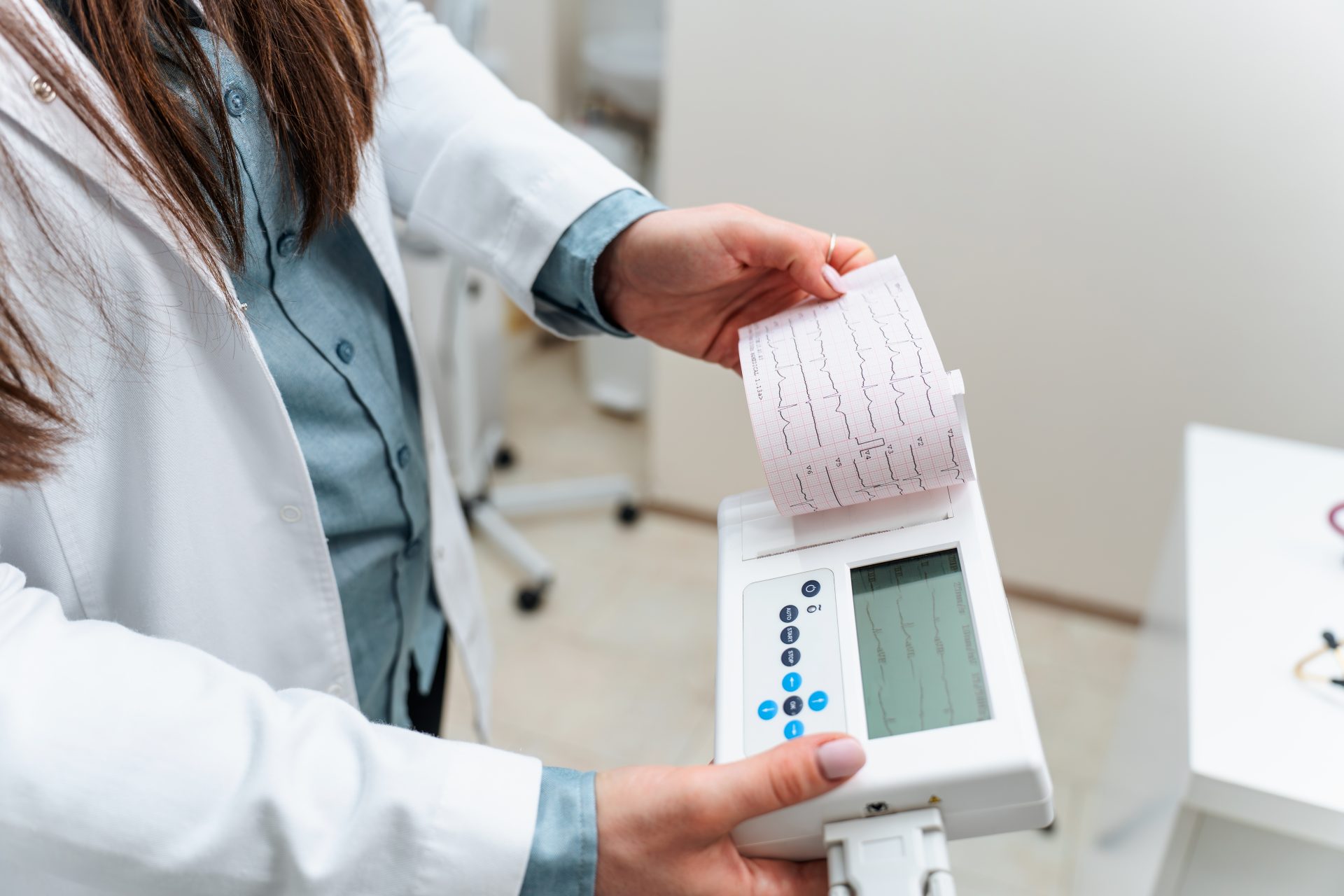 cardiologa esegue ecg