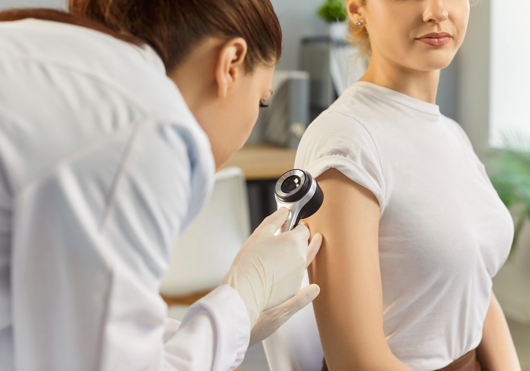 controllo-nei_cover dermatologa controlla nei di pazienti