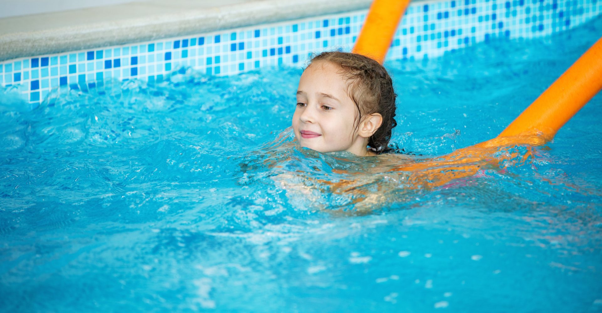 bambina nuota in piscina