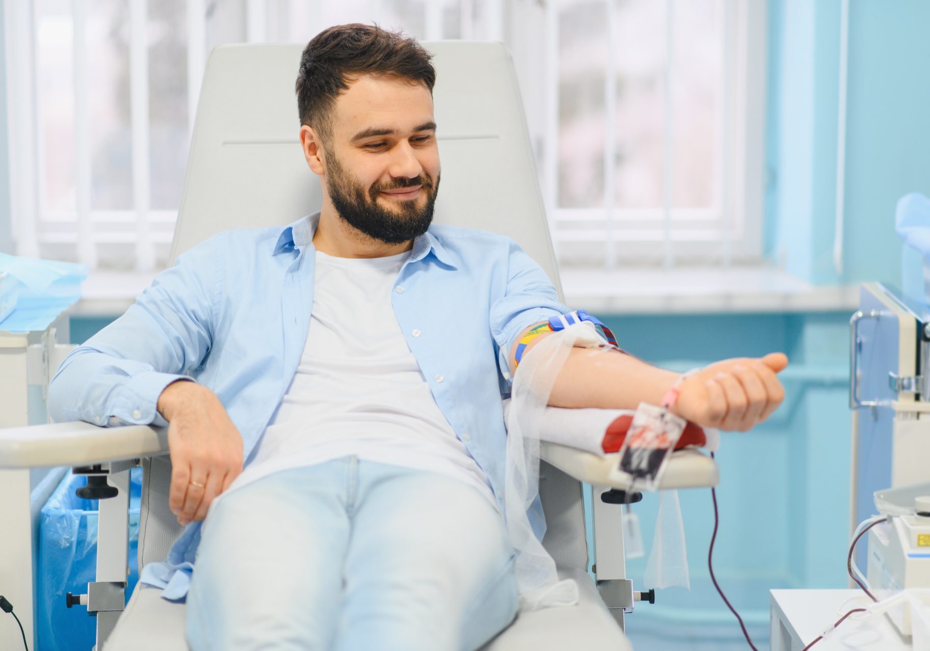 giovane uomo dona il sangue