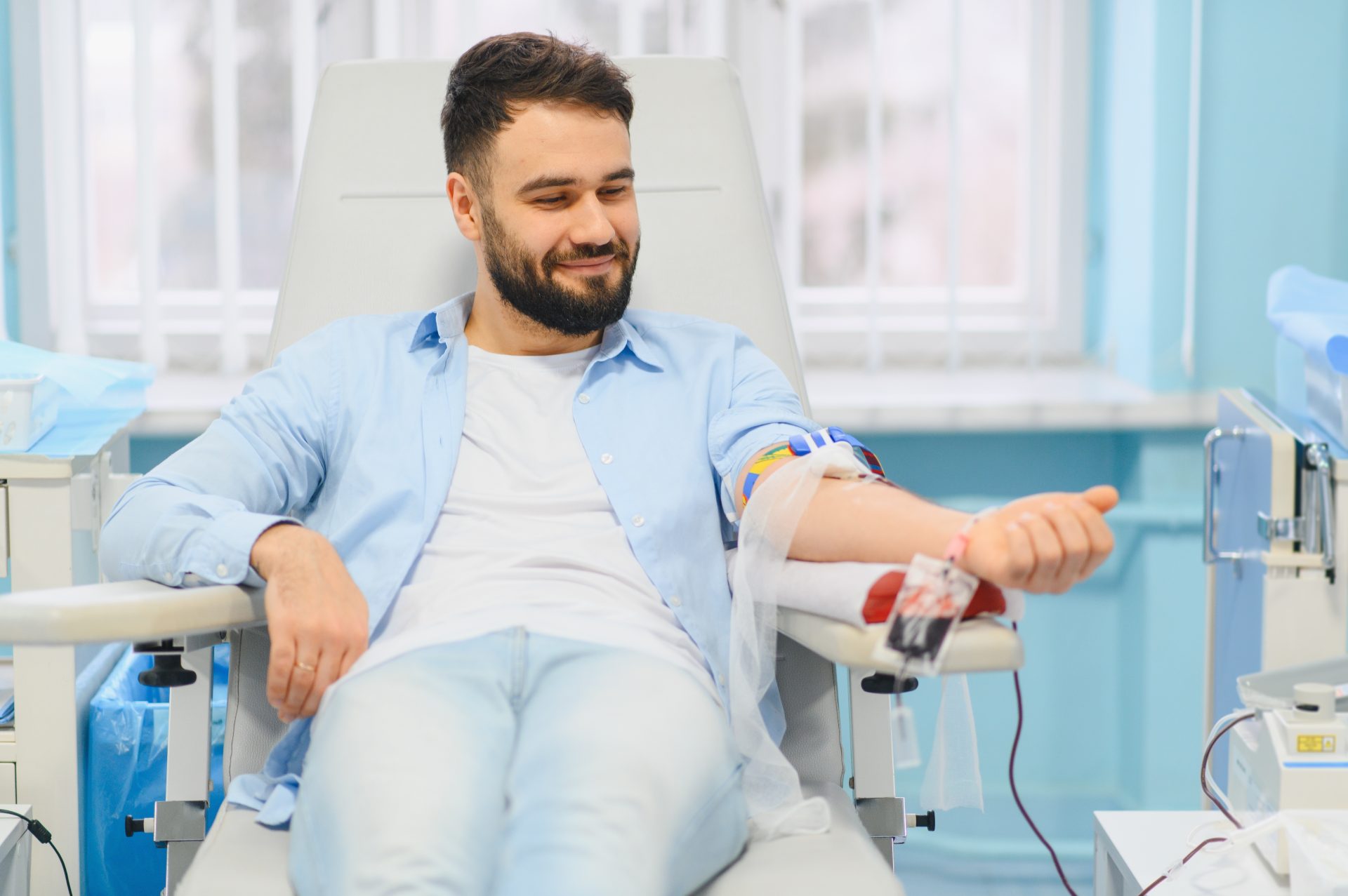 giovane uomo dona il sangue