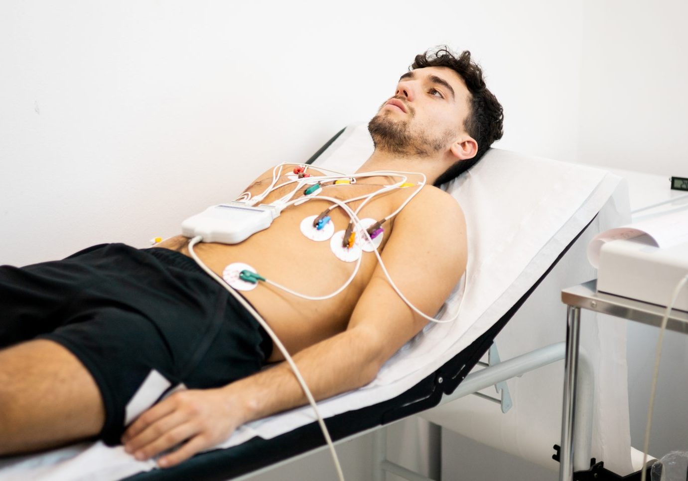 giovane uomo durante ecocardiogramma