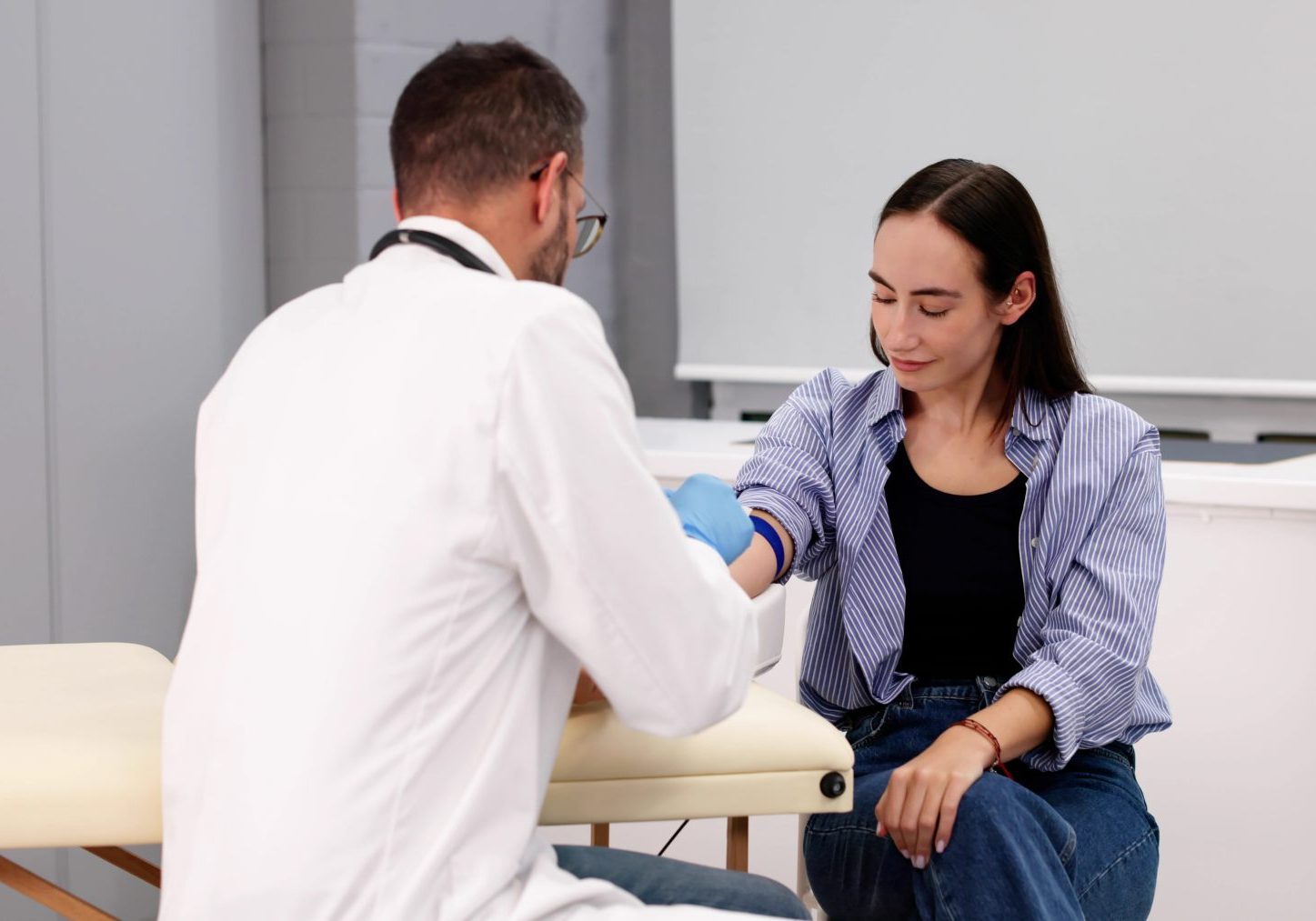 medico esegue analisi del sangue su donna