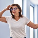 donna con giramento di testa causato da pressione bassa