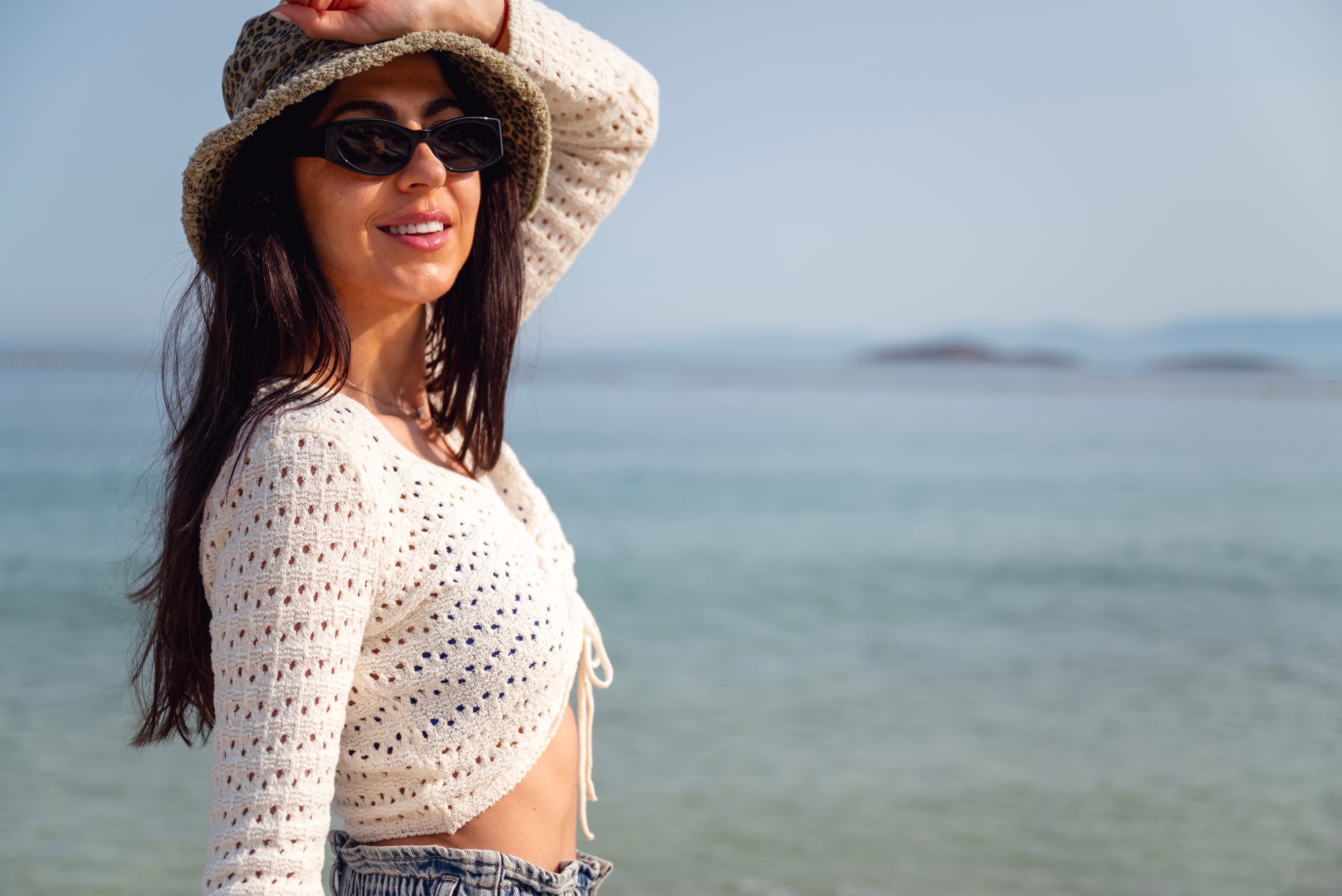 giovane donna con occhiali da sole in spiaggia