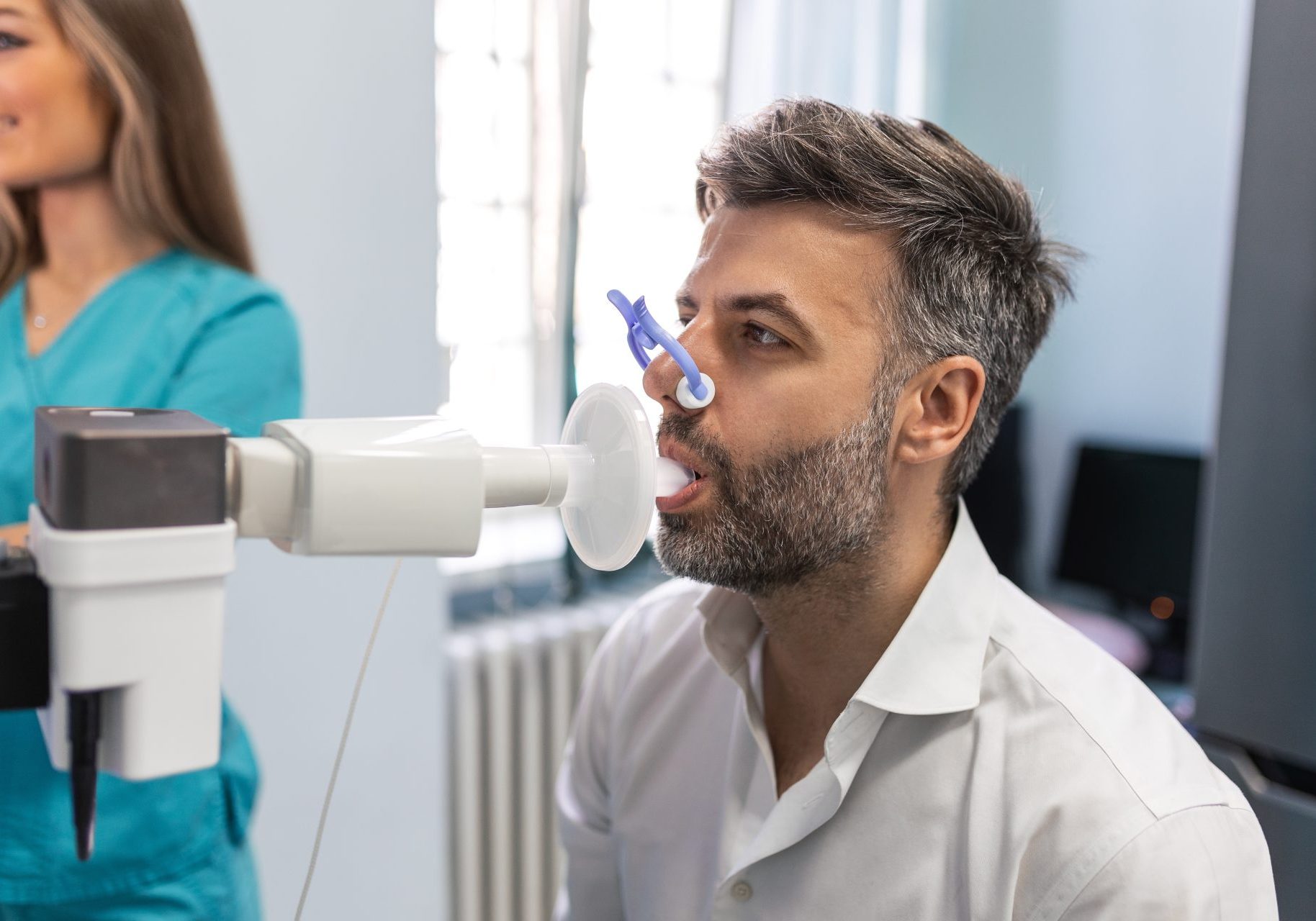 uomo durante spirometria