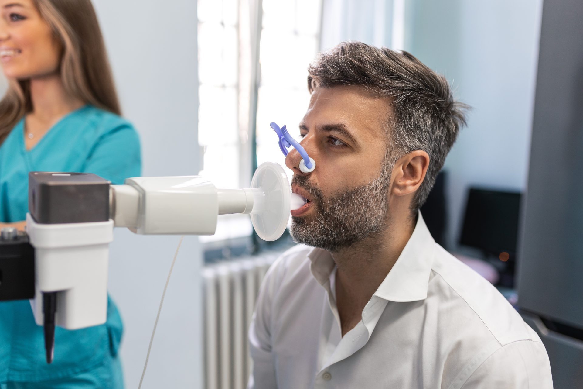 uomo durante spirometria