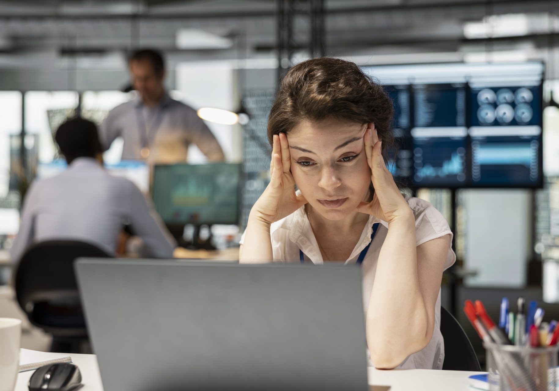 donna stressata davanti al computer