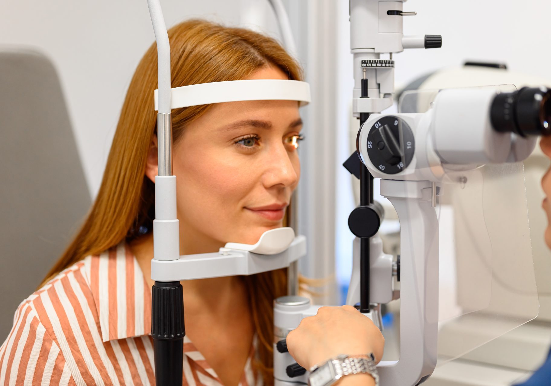 giovane donna durante visita oculistica