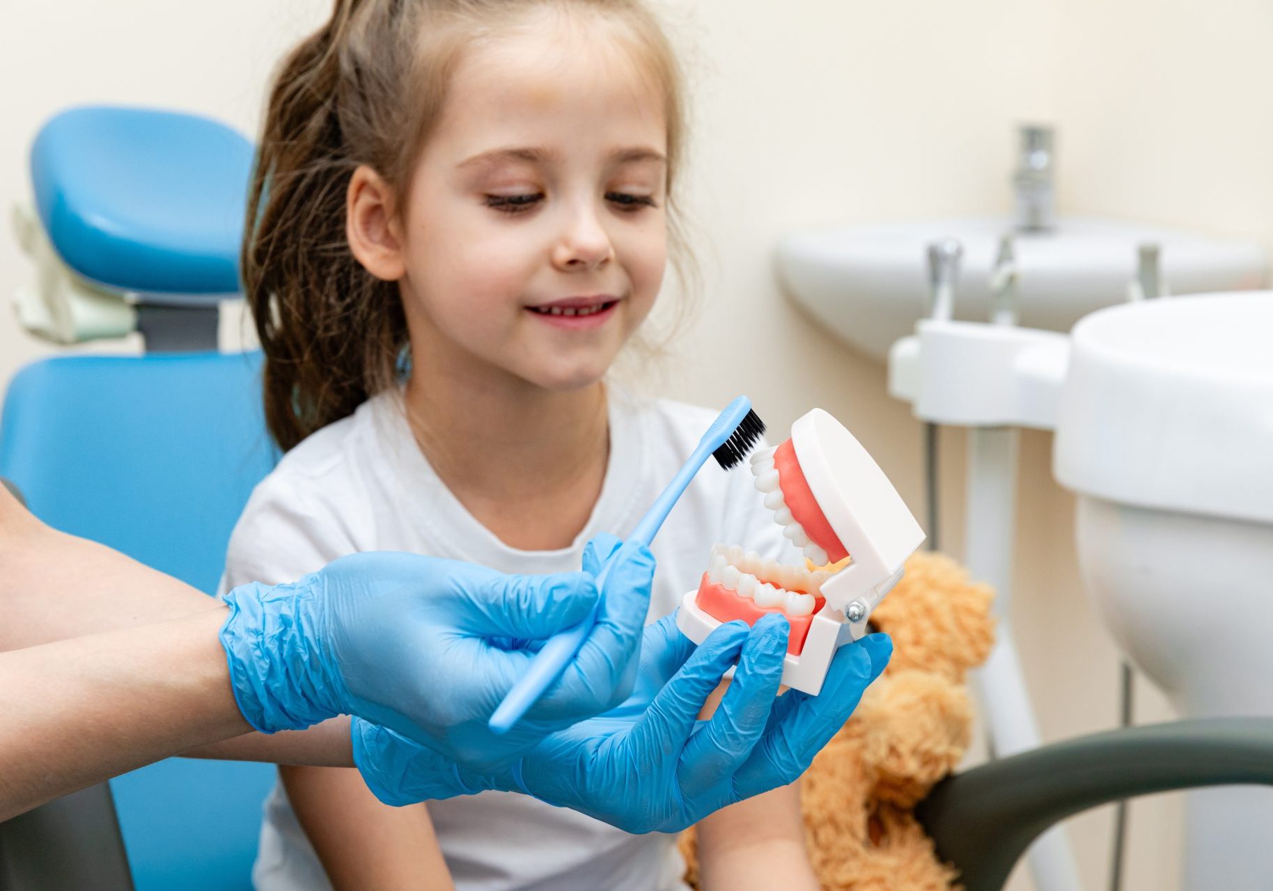 prima-visita-dentistica_cover bambina durante visita dentistica