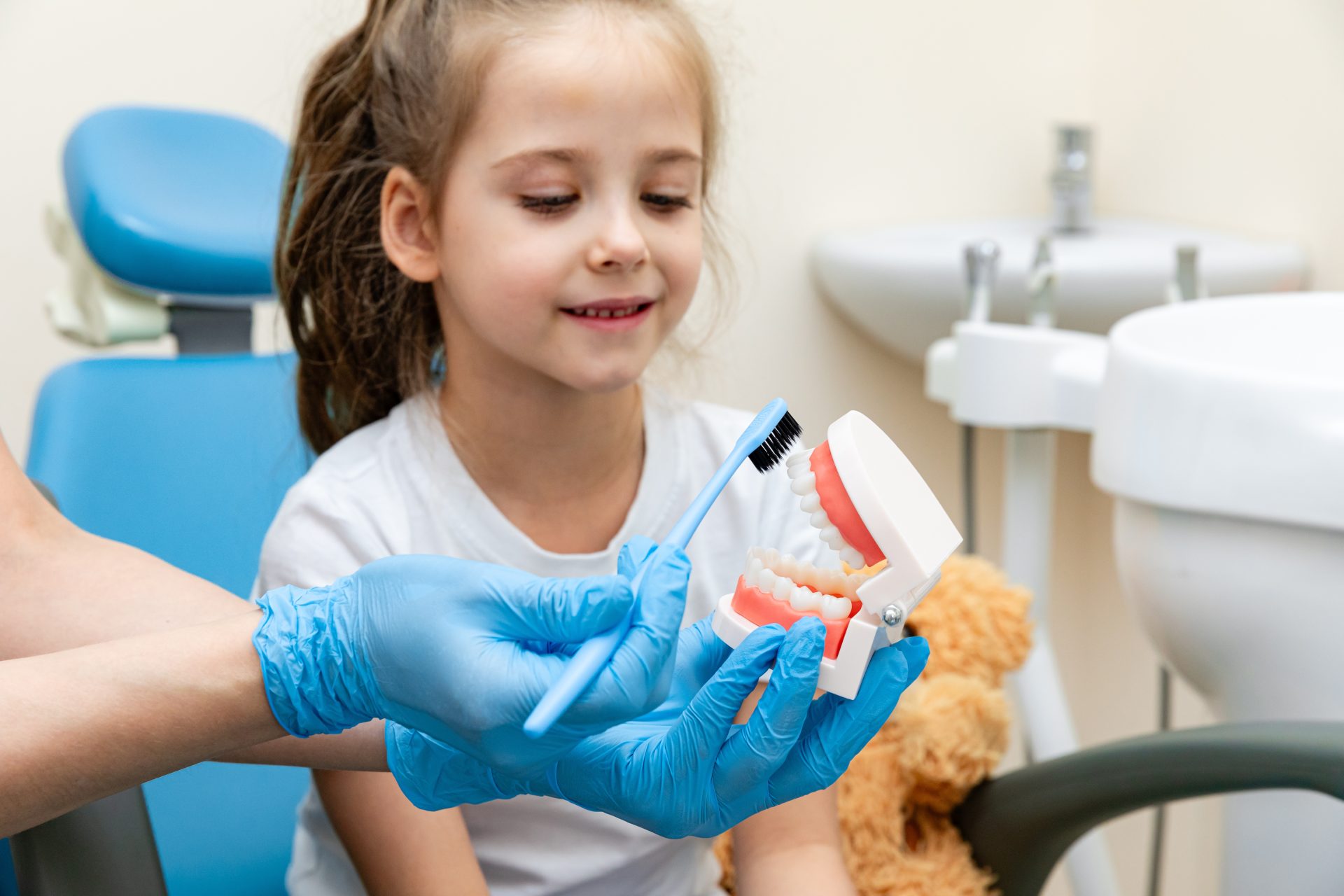 bambina durante visita dentistica