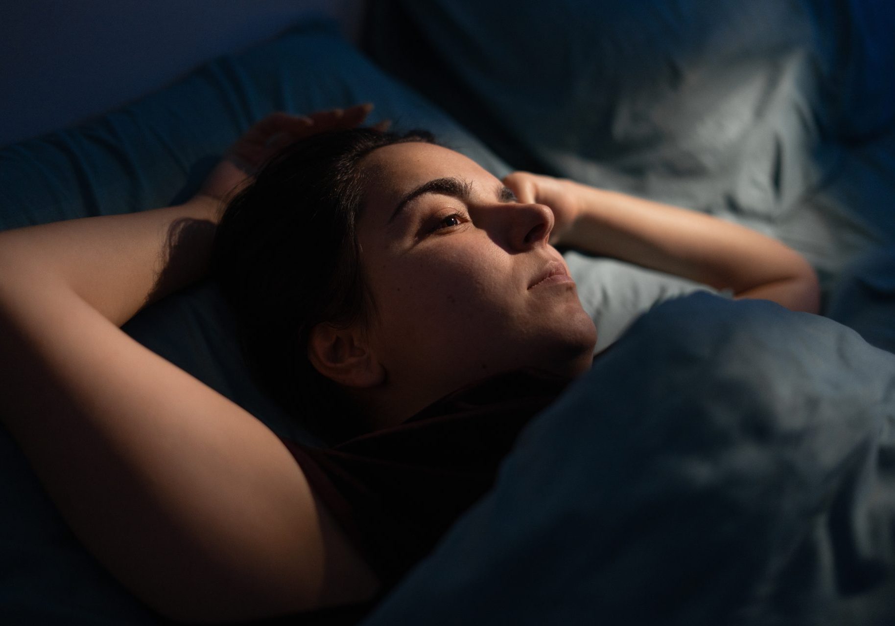 donna a letto soffre di insonnia
