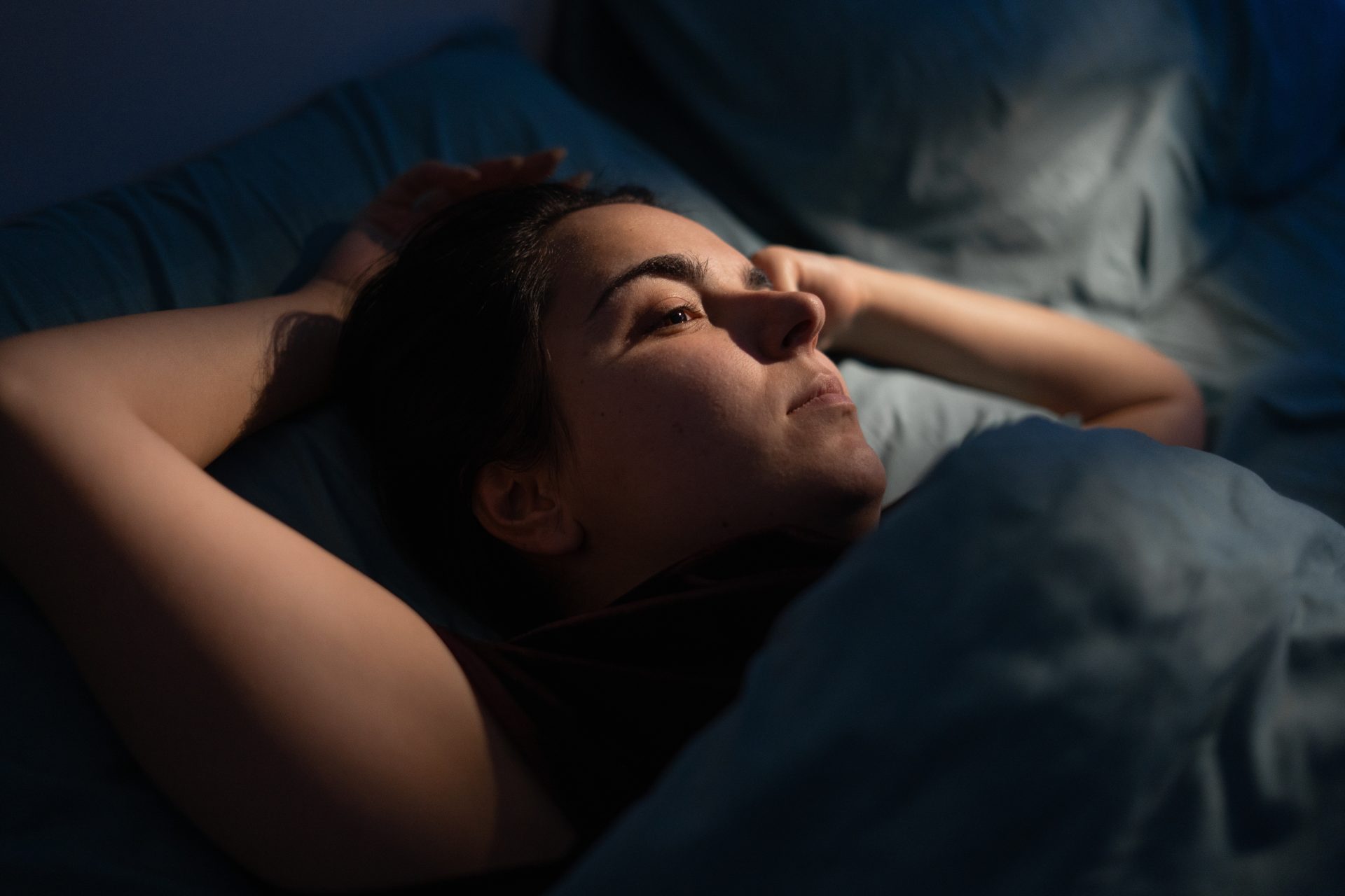 donna a letto soffre di insonnia