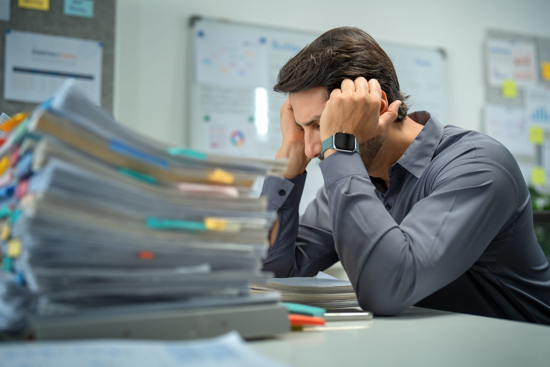 uomo stressato al lavoro