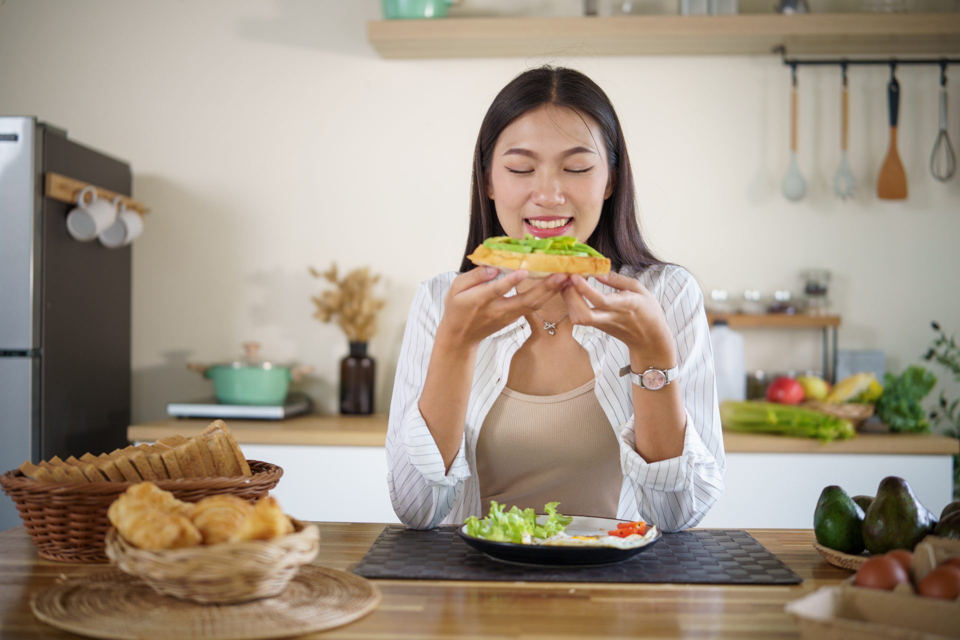 giovane donna mangia pane con avocado