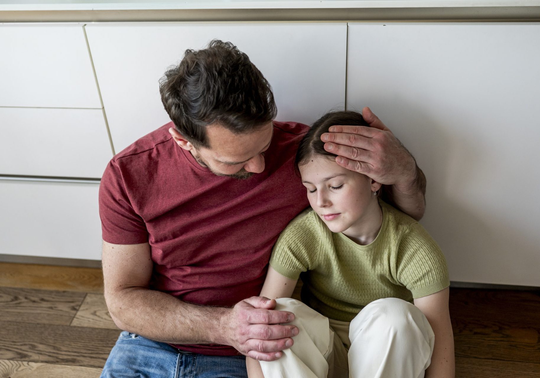 padre consola figlia in ansia