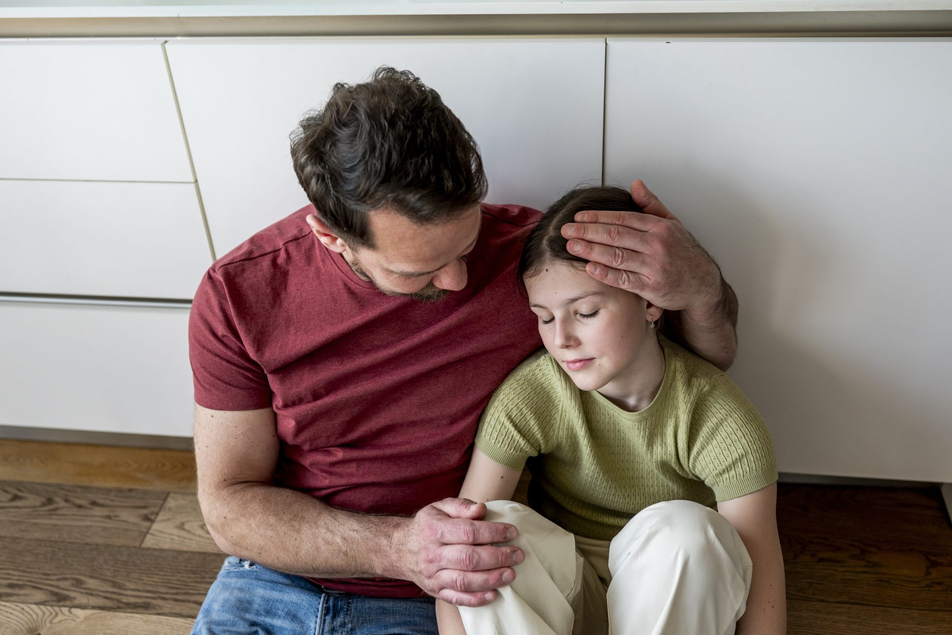 padre consola figlia in ansia