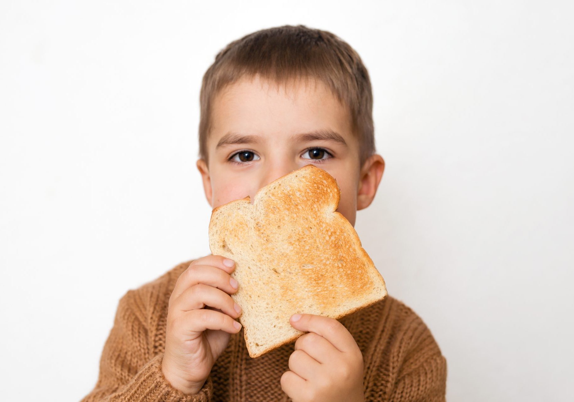 bambino con fetta di pane tra le mani