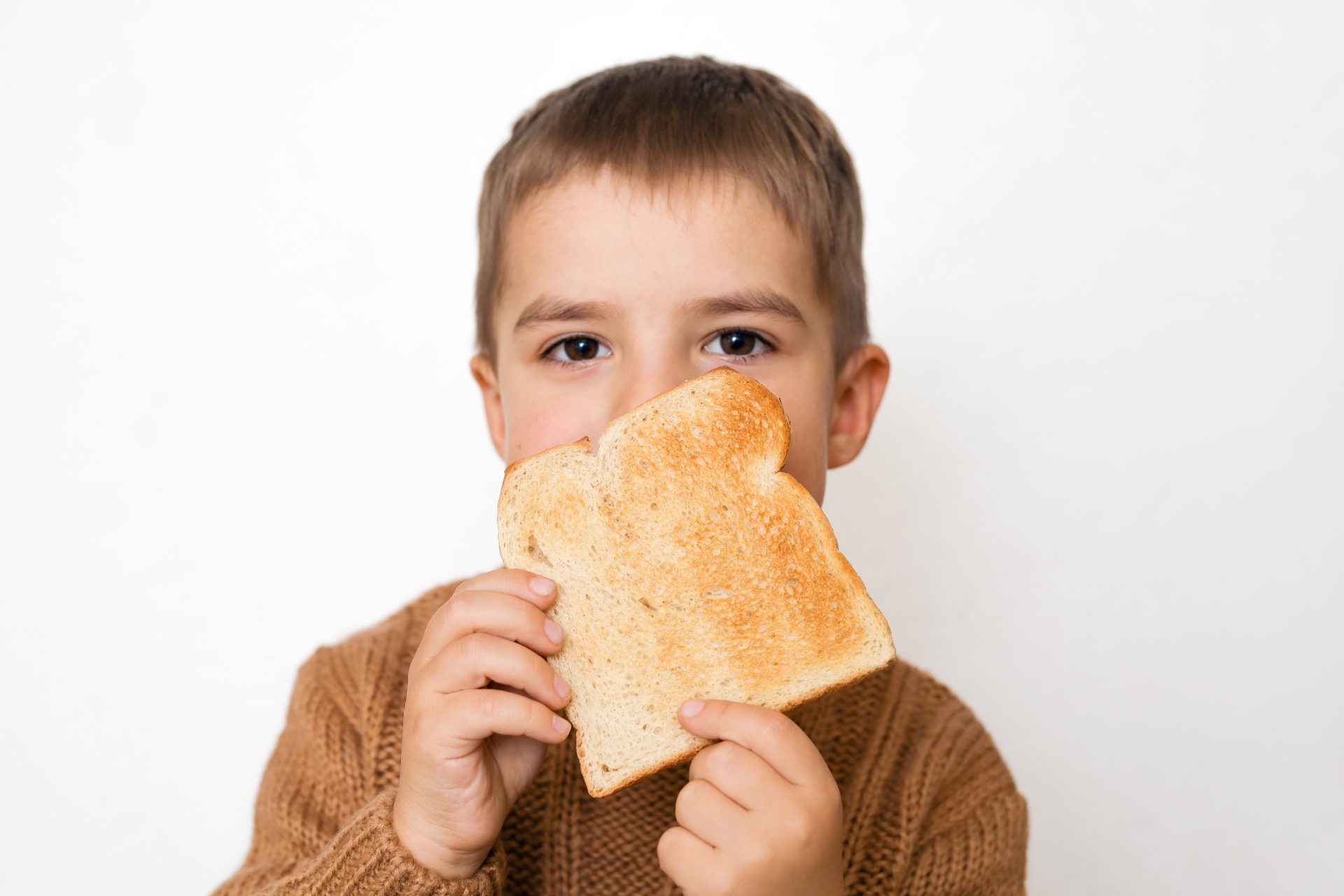bambino con fetta di pane tra le mani