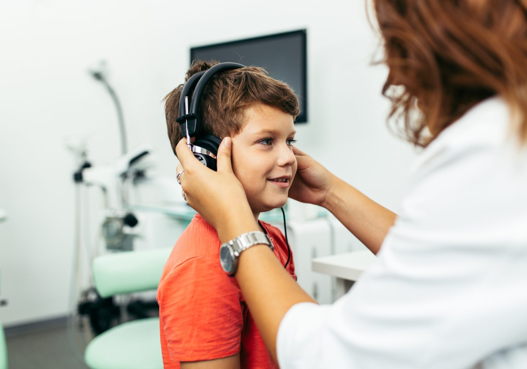 otorinolaringoiatra esegue audiometria su bambino