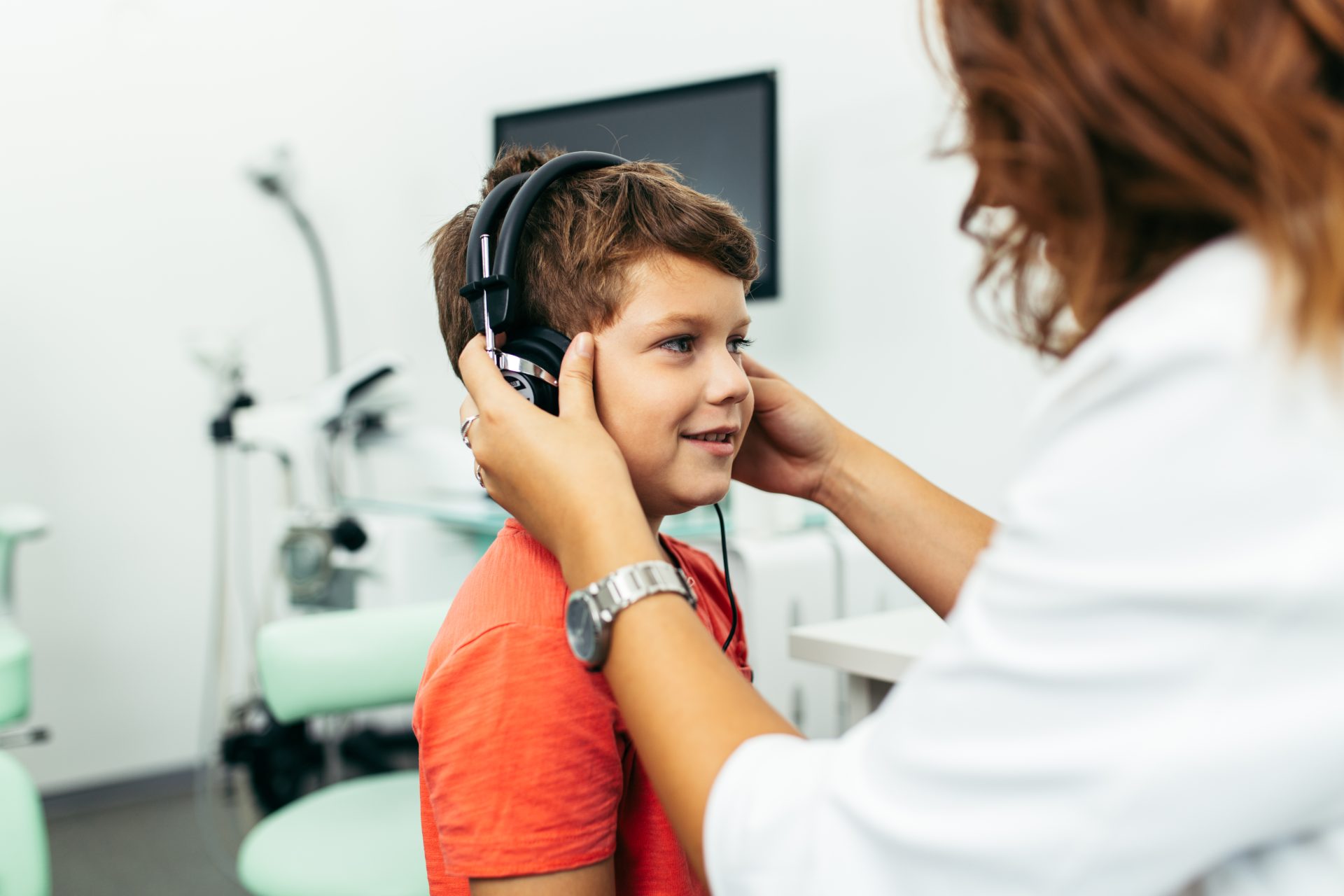 otorinolaringoiatra esegue audiometria su bambino