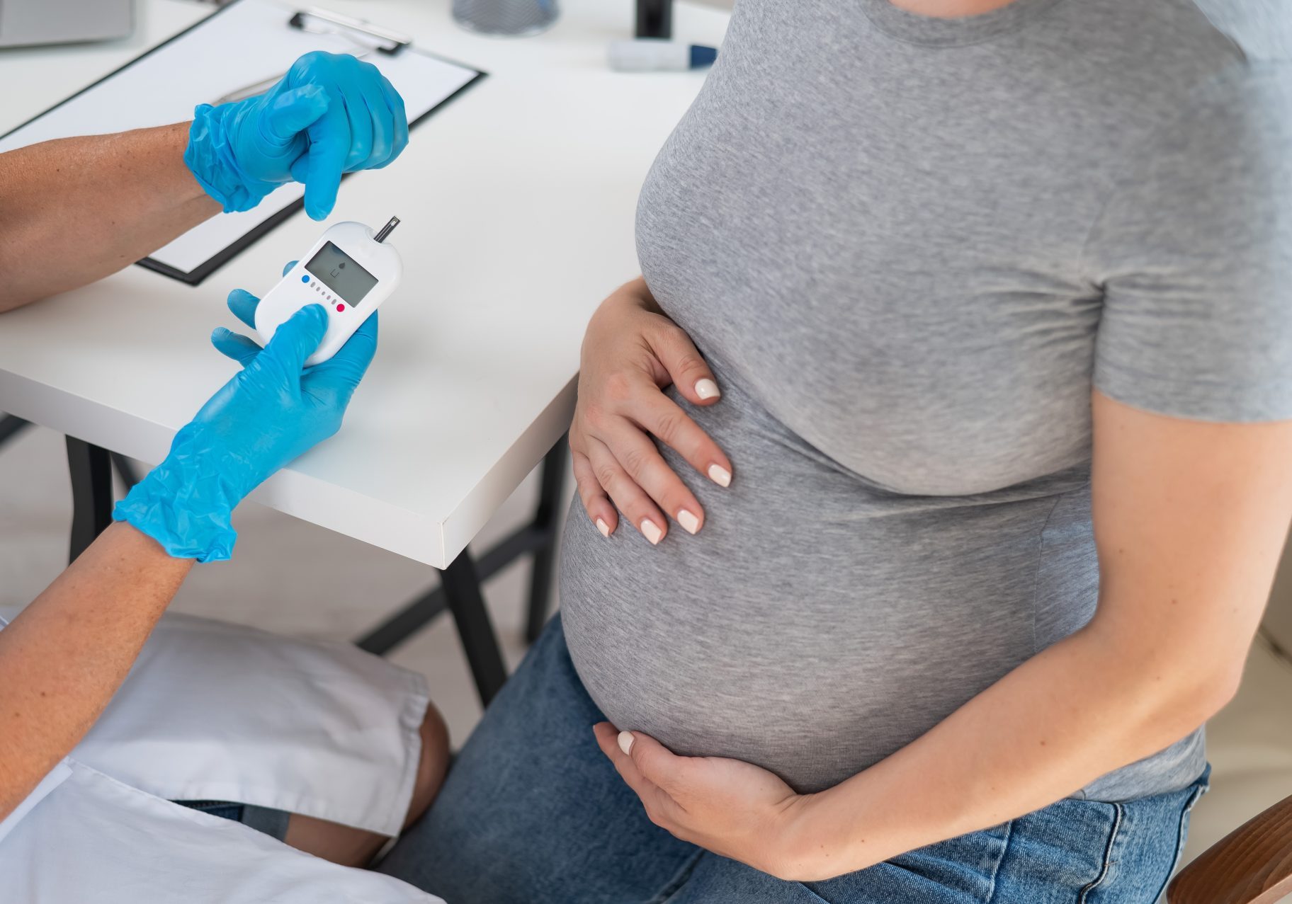 medico misura glicemia di donna incinta