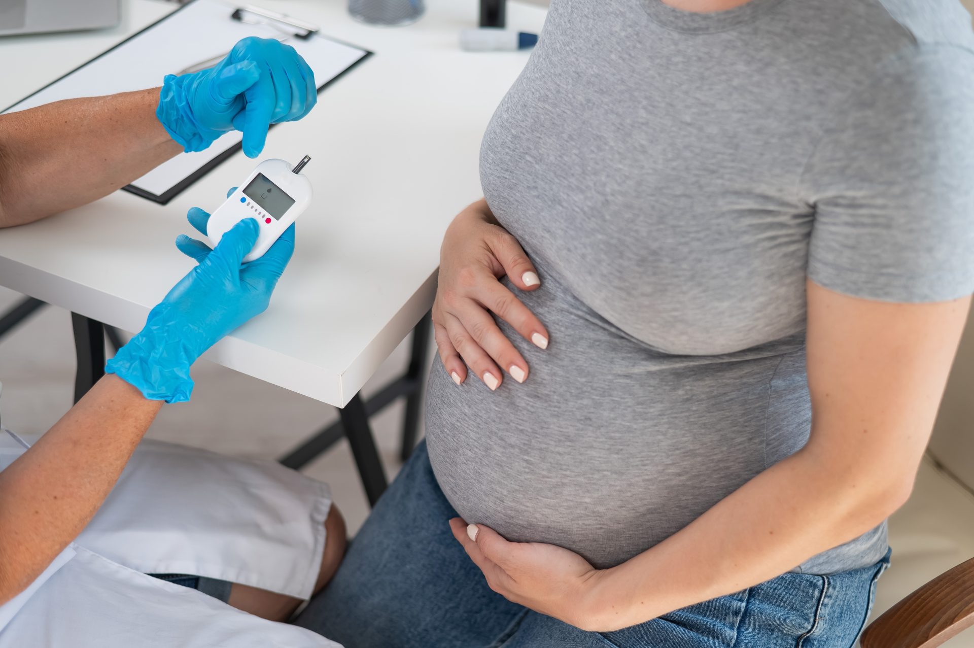 medico misura glicemia di donna incinta