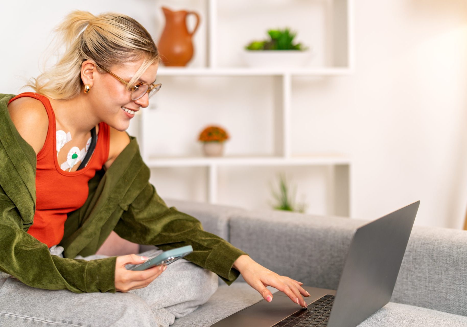 ragazza con holter cardiaco lavora al computer