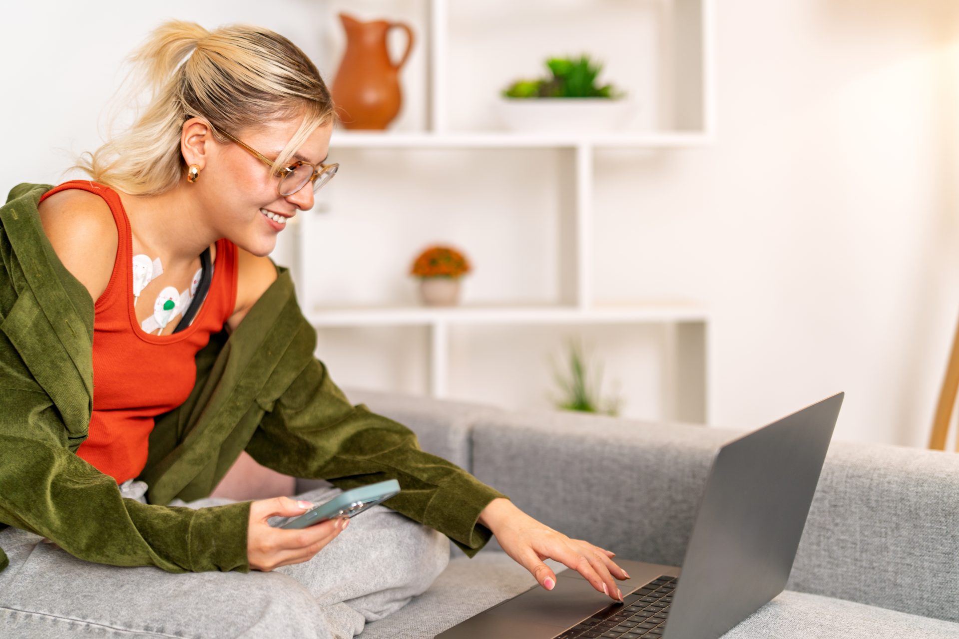 ragazza con holter cardiaco lavora al computer